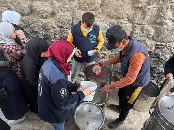 Foto: WFP/Emad Etaki, distribuzione di pasti caldi effettuata dal team di monitoraggio del WFP ad Aleppo, Siria.