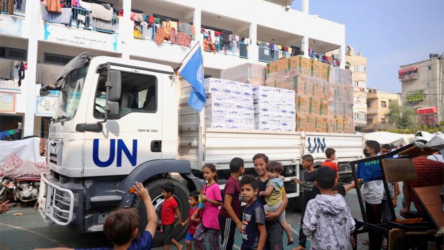 Children celebrate the arrival of a UN truck at an emergency shelter in Gaza. Photo: WFP