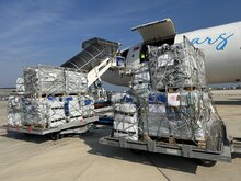 carico degli aiuti su un aereo