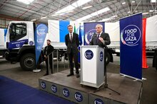 Ministro Affari Esteri Tajani e Vicedirettore WFP Skau alla conferenza stampa ad Ashdod per consegna 15 camion IVECO per Food for Gaza