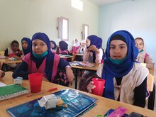  Ragazze Sahrawi a scuola ricevono uno snack nutriente.