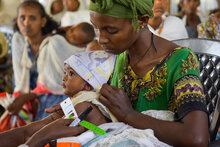 WFP/Michael Tewelde. Una bambina di 7 mesi soffre di moderata malnutrizione identificata in un programma di assistenza nel campo per sfollati di Endaba-Guna, nella regione del Tigray, Etiopia.